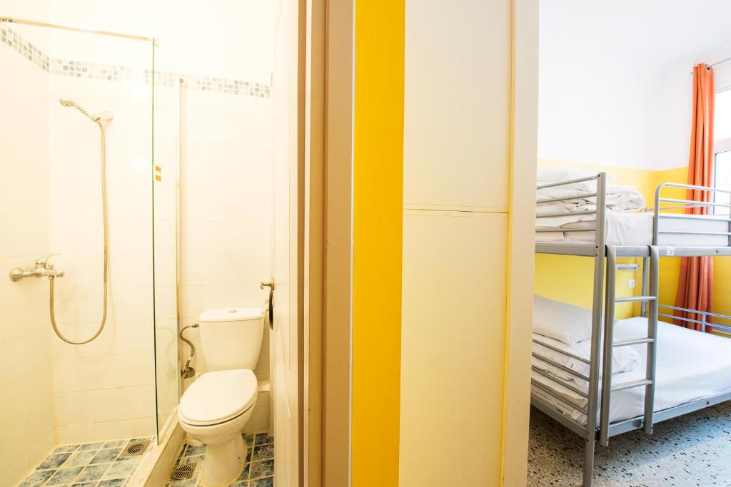 Номер (Кровать в общем номере с 4 кроватями), AthenStyle