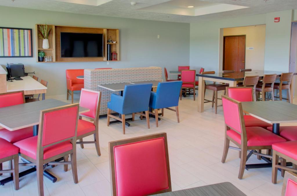 Holiday Inn Express & Suites Le Mars, an IHG Hotel photo 3