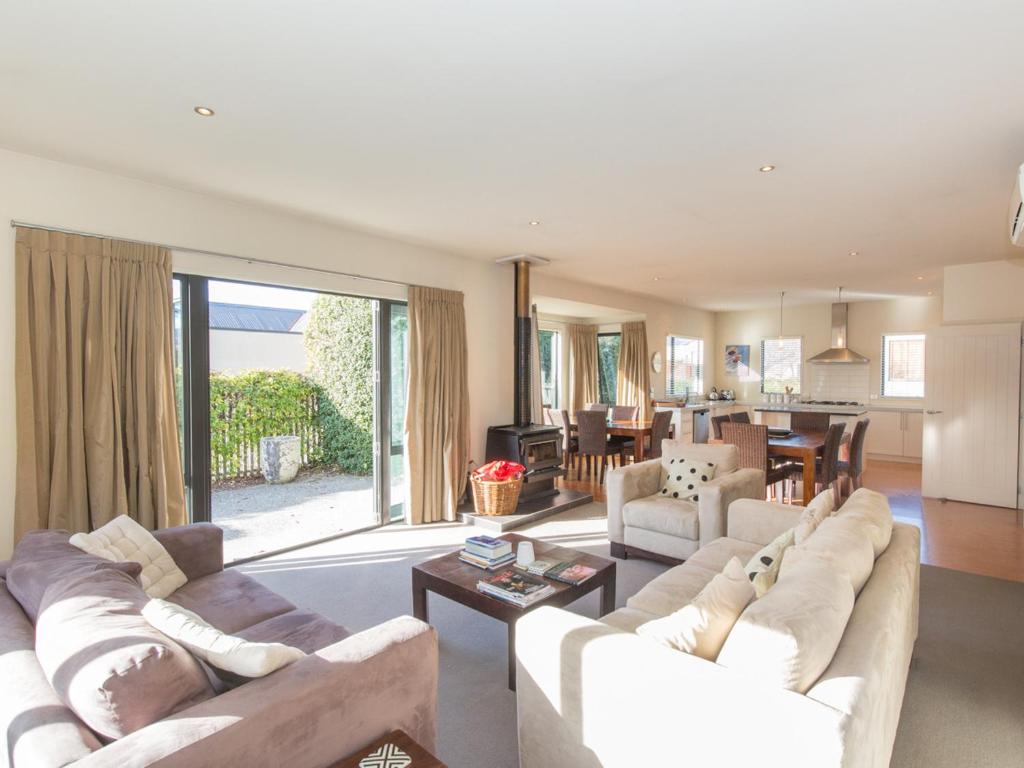 Modern Lake Haven - Wanaka Holiday Home photo 4