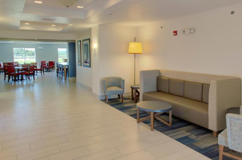 Holiday Inn Express & Suites Le Mars, an IHG Hotel photo 2