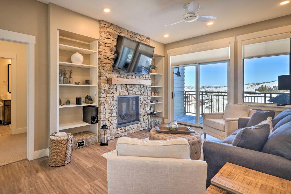 Condo with View - 1 Block to Main St - 4 Mi to Ski! photo 3