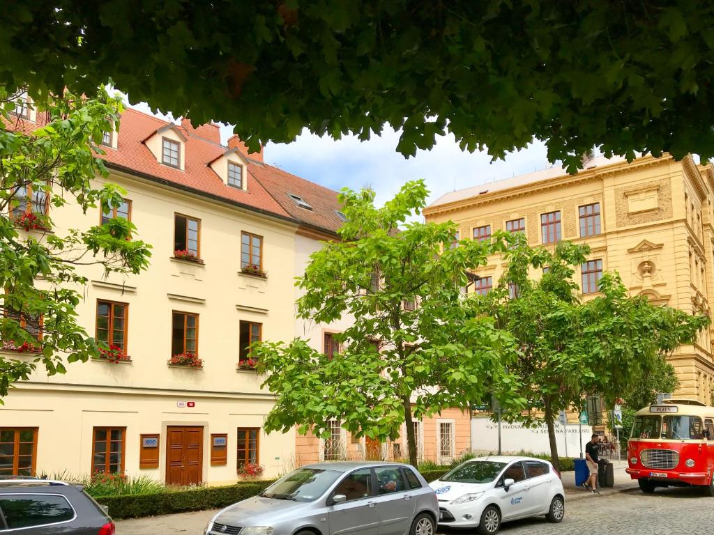 Golden Wood Apartments photo 1