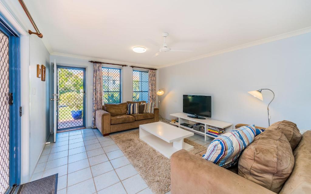 Beachside 2 - LJHooker Yamba photo 2