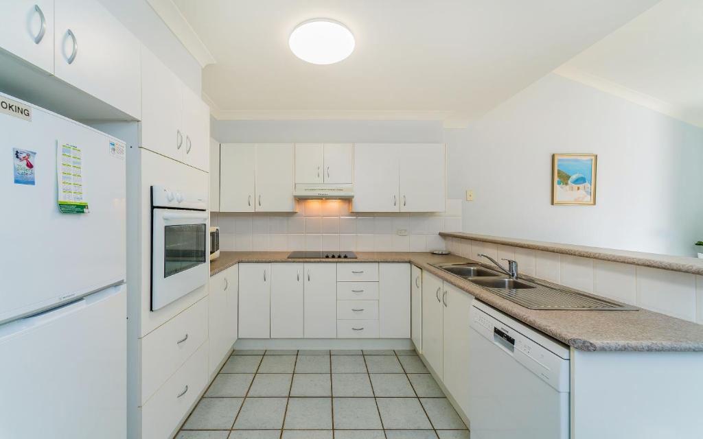 Beachside 2 - LJHooker Yamba photo 3