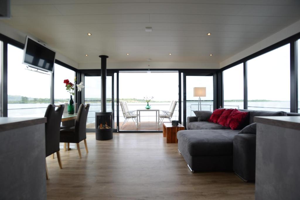 Hausboote und Ferienhäuser Marina Mücheln photo 2