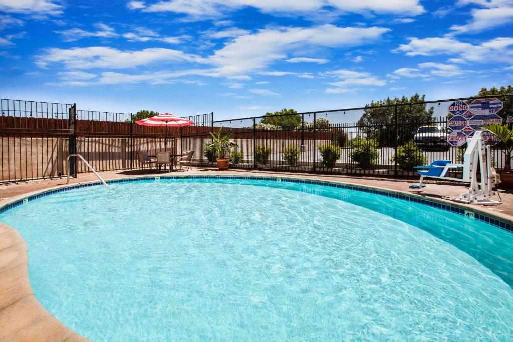 Days Inn & Suites by Wyndham Antioch image