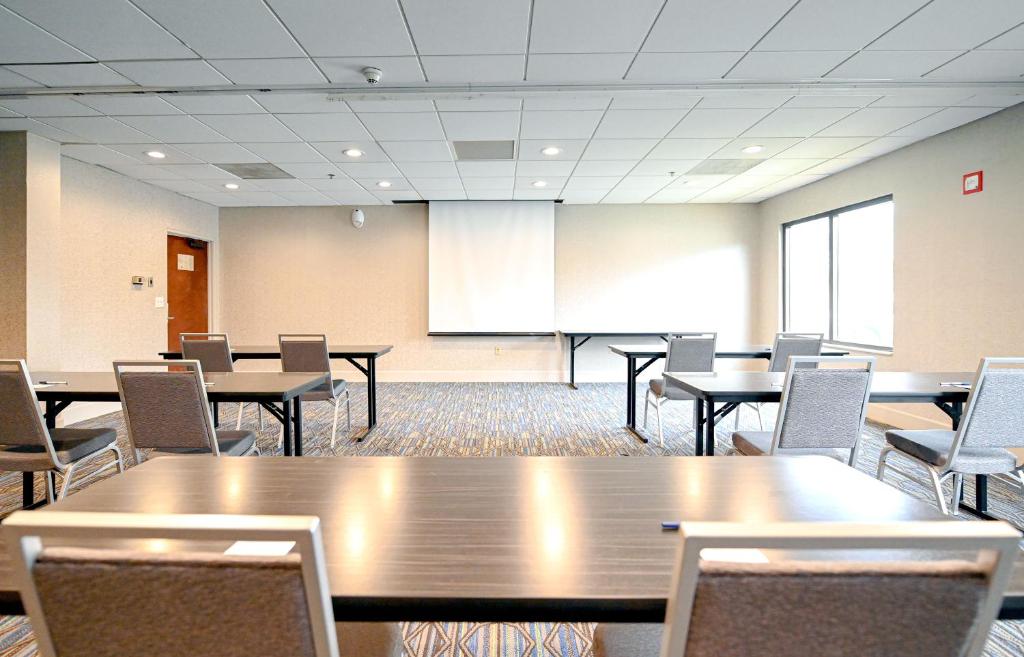 Holiday Inn Express Richmond Airport, an IHG Hotel photo 4