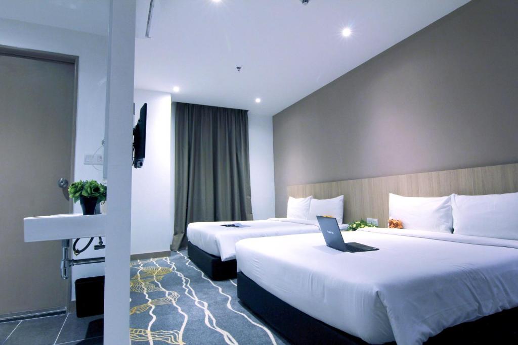 Четырехместный (Premier Quadruple Room without Window), Pacific Express Hotel Chinatown
