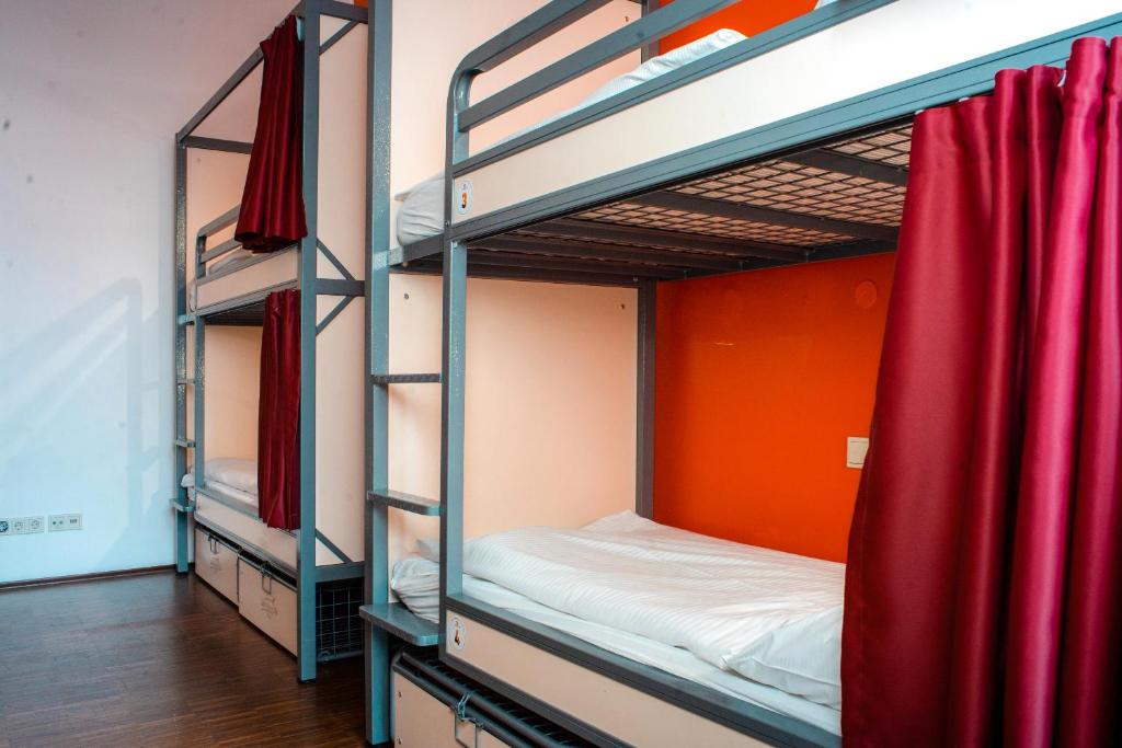 Номер (Кровать в 6-местном общем номере с собственной ванной комнатой), Baxpax Downtown Hostel/Hotel