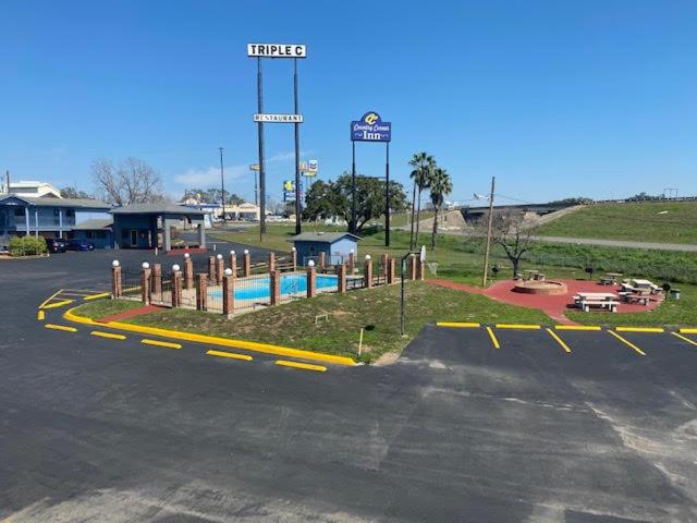THE COUNTRY CORNER INN image