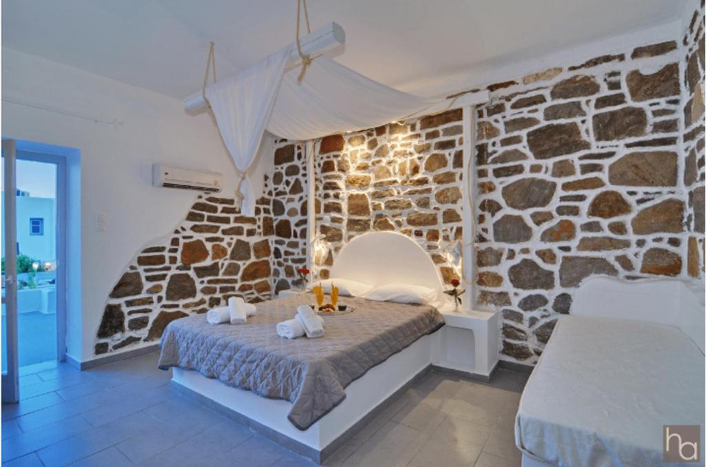 Hotel Adamas - Tap to explore photos