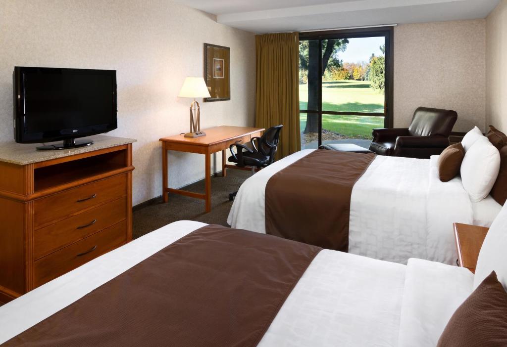 Lake Okoboji Resort & Conference Center - Tap to explore photos