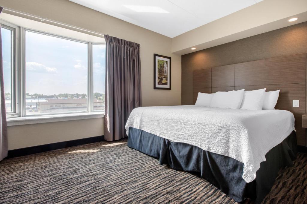 Clarion Hotel & Suites photo 1