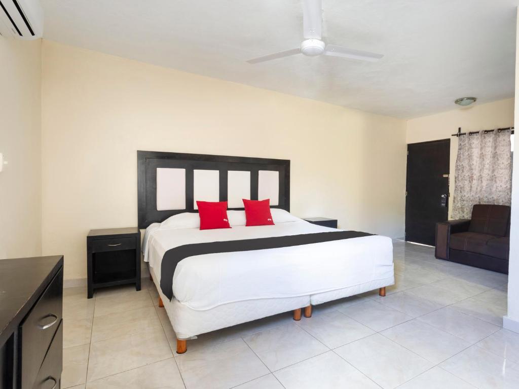 Hotel Jardín Cancún - Tap to explore photos