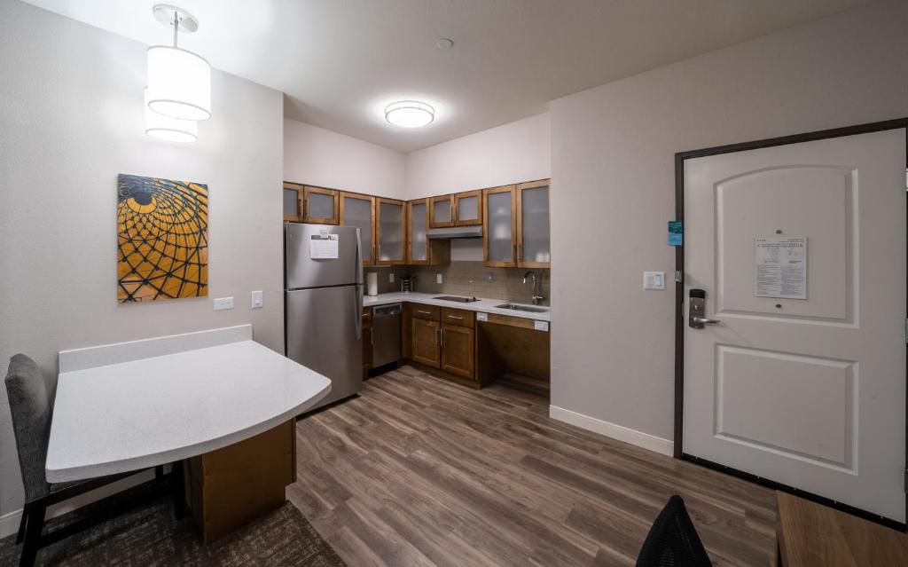 Staybridge Suites Houston East - Baytown, an IHG Hotel photo 1