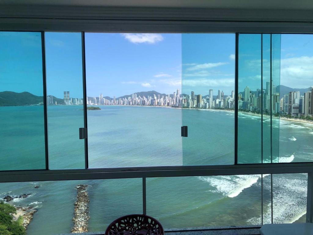 Apto com vista deslumbrante, com piscina e garagem!