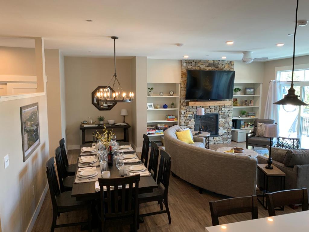 New Luxury Condo #406 With Huge Hot Tub & Great Views - 500 Dollars Of FREE Activities & Equipment Rentals Daily photo 3