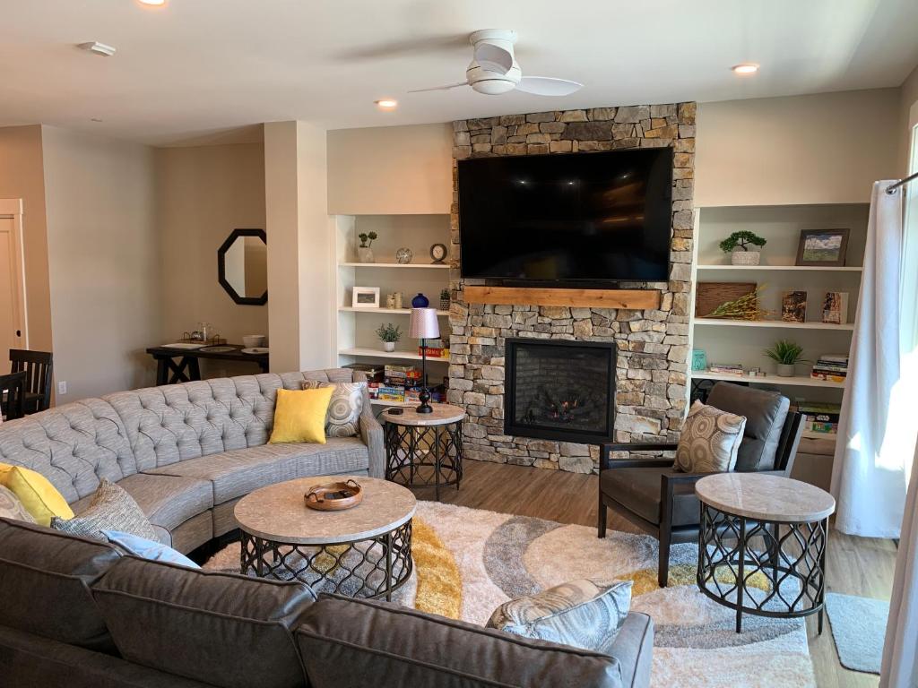 New Luxury Condo #406 With Huge Hot Tub & Great Views - 500 Dollars Of FREE Activities & Equipment Rentals Daily photo 1
