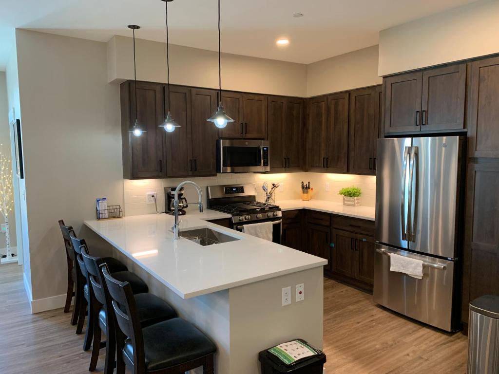 New Luxury Condo #406 With Huge Hot Tub & Great Views - 500 Dollars Of FREE Activities & Equipment Rentals Daily photo 2