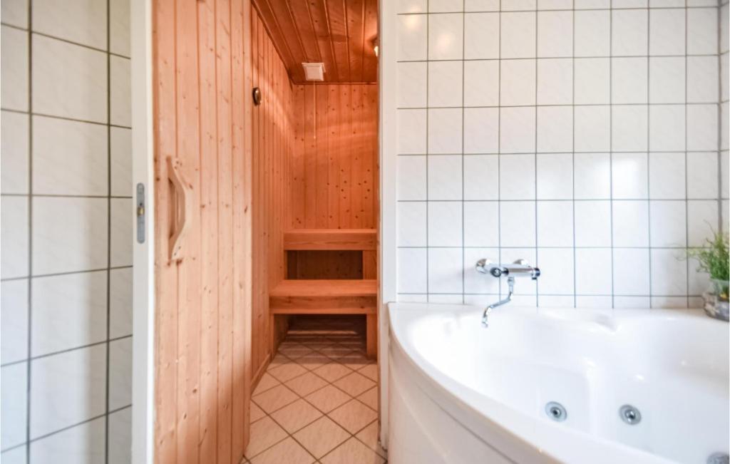 Stunning Home In Humble With 3 Bedrooms, Sauna And Wifi photo 1