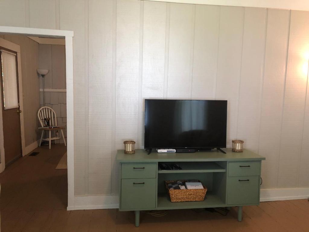 Downtown 2 Bedroom Cottage, Sleeps 6, Walking Distance to Honeywell, Downtown Restaurants, Shopping photo 3