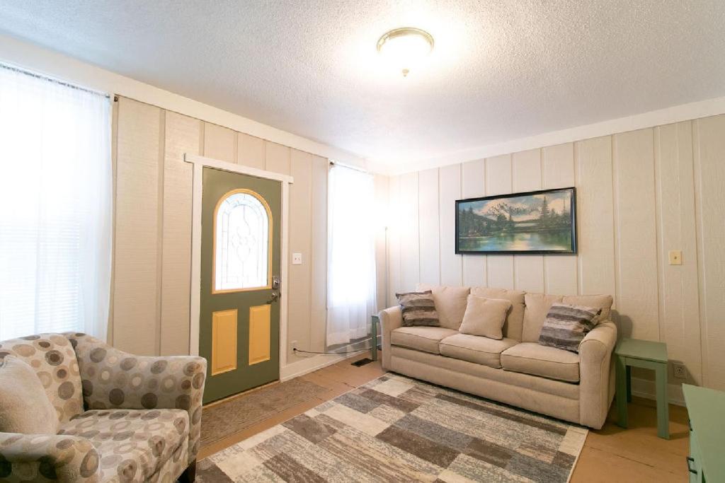 Downtown 2 Bedroom Cottage, Sleeps 6, Walking Distance to Honeywell, Downtown Restaurants, Shopping photo 4