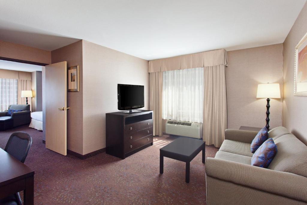 Сьюит (Люкс с кроватью размера «king-size» - Для некурящих), Holiday Inn Seattle DWTN Lake Union, an IHG Hotel