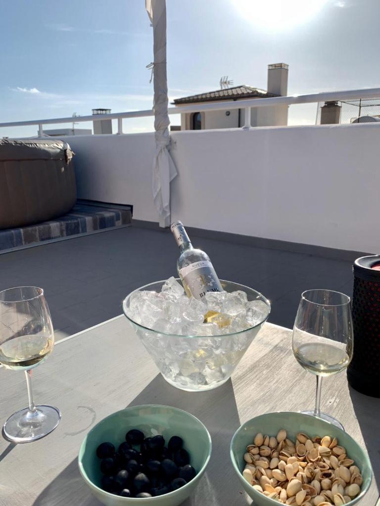 Sonne & Meerblick aus 40 Grad heißem Whirlpool genießen - Zentral am Hafen und dennoch ruhig photo 3