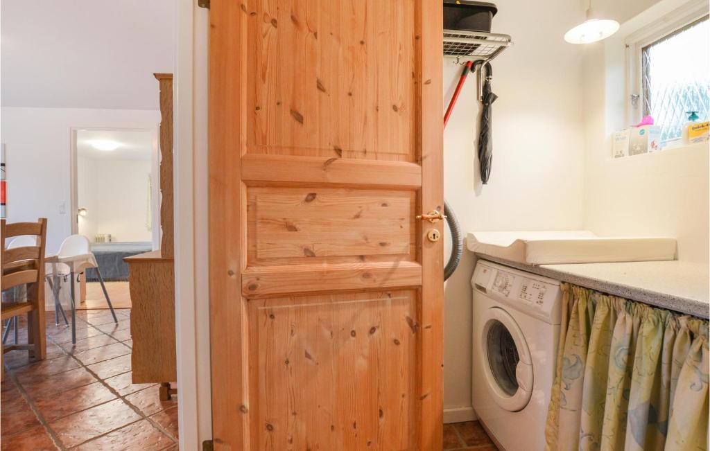 Stunning Home In Hjby With 4 Bedrooms, Sauna And Wifi photo 3