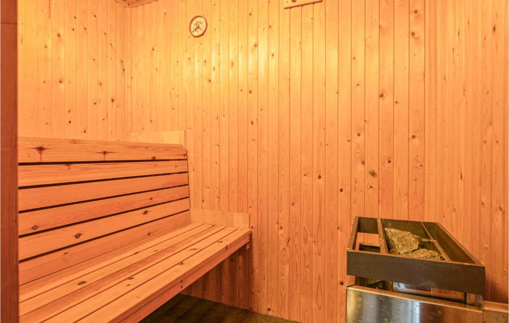 Stunning Home In Hjby With 4 Bedrooms, Sauna And Wifi photo 4