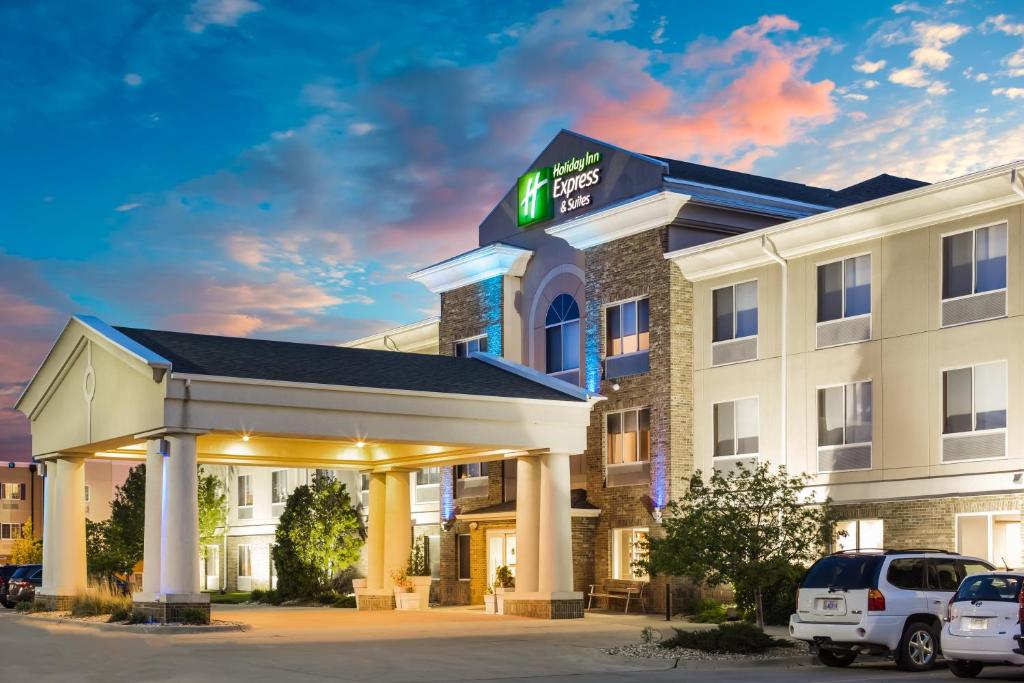 Holiday Inn Express & Suites Bellevue, an IHG Hotel image