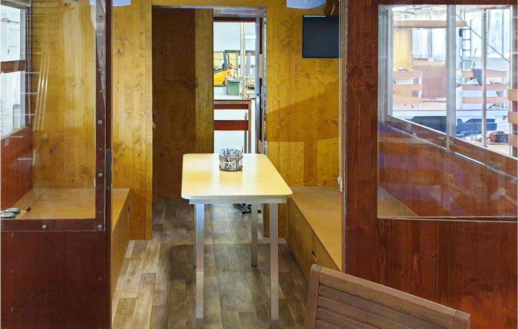 Stunning Ship-boat In Neustrelitz With 2 Bedrooms And Wifi photo 3