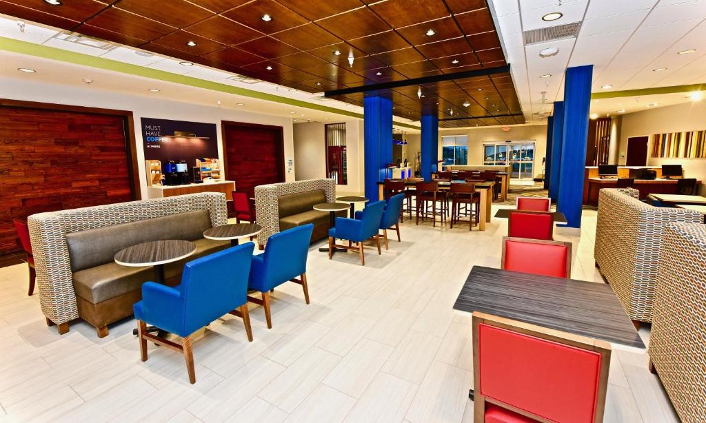 Holiday Inn Express & Suites - Perryville I-55, an IHG Hotel photo 1