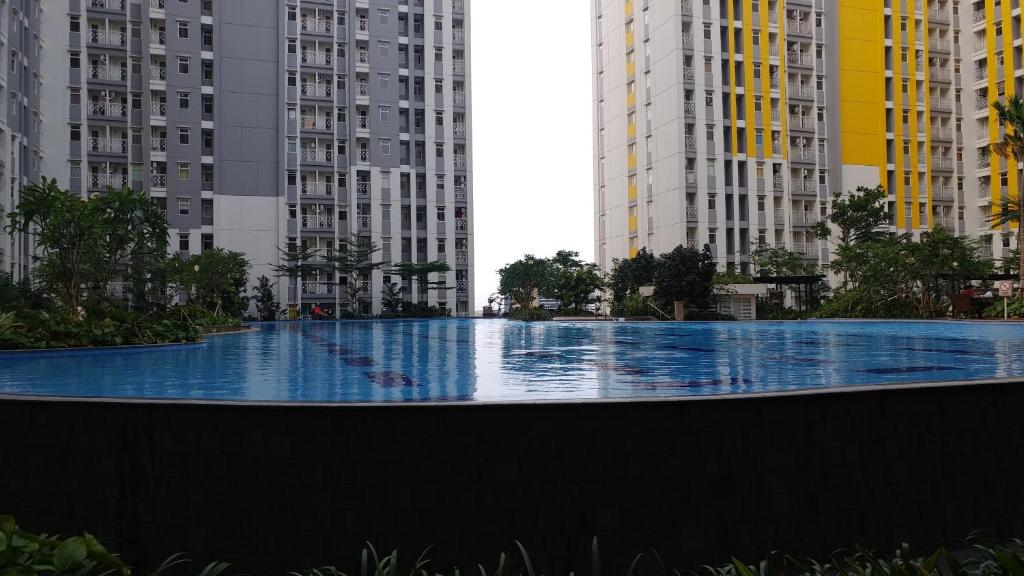 Modern and Full Parquette Studio Springlake Summarecon Bekasi Apartment By Travelio photo 1