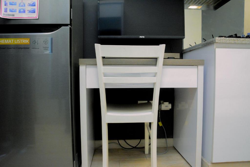 Modern and Full Parquette Studio Springlake Summarecon Bekasi Apartment By Travelio photo 2