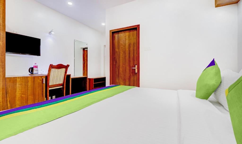 Двухместный ([Sanitized] Standard Double Room), Treebo Trend Highness Inn