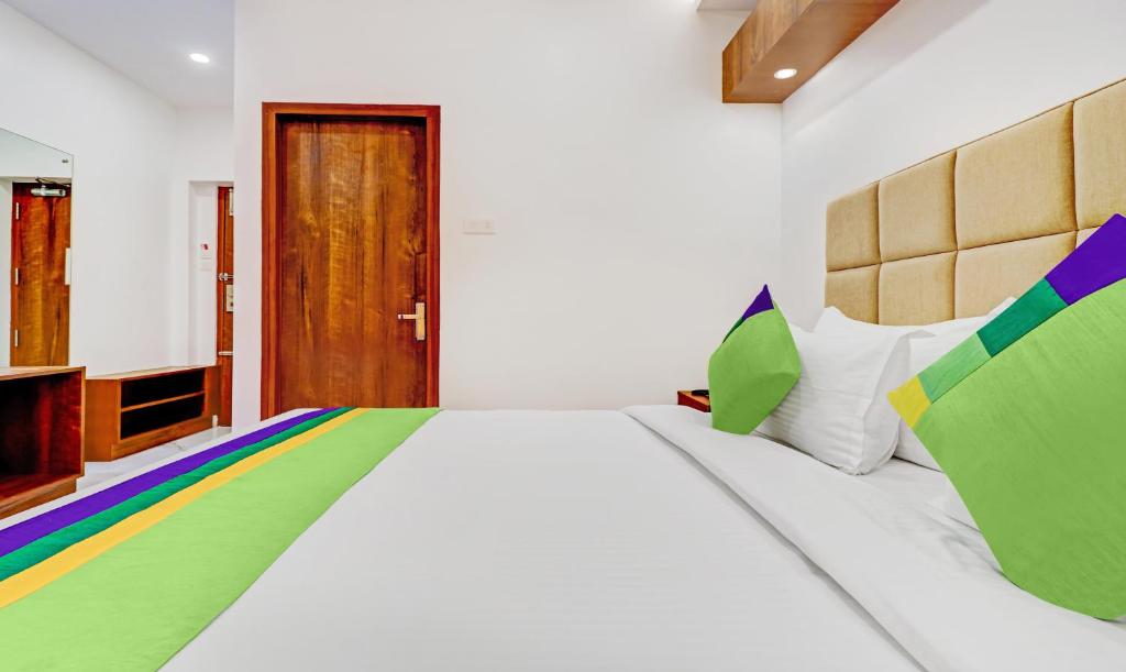Двухместный ([Sanitized] Standard Double Room), Treebo Trend Highness Inn