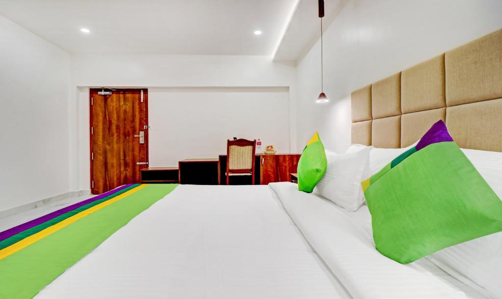 Двухместный ([Sanitized] Deluxe Double Room), Treebo Trend Highness Inn
