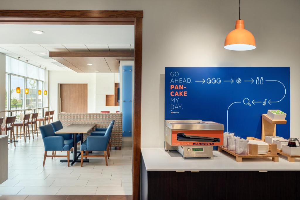 Holiday Inn Express & Suites - West Des Moines - Jordan Creek, an IHG Hotel photo 3