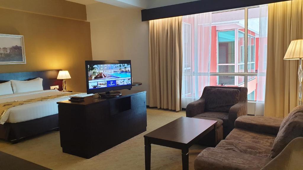 Сьюит (Executive Suite with Complimentary Airport Shuttle), Pan Borneo Hotel Kota Kinabalu