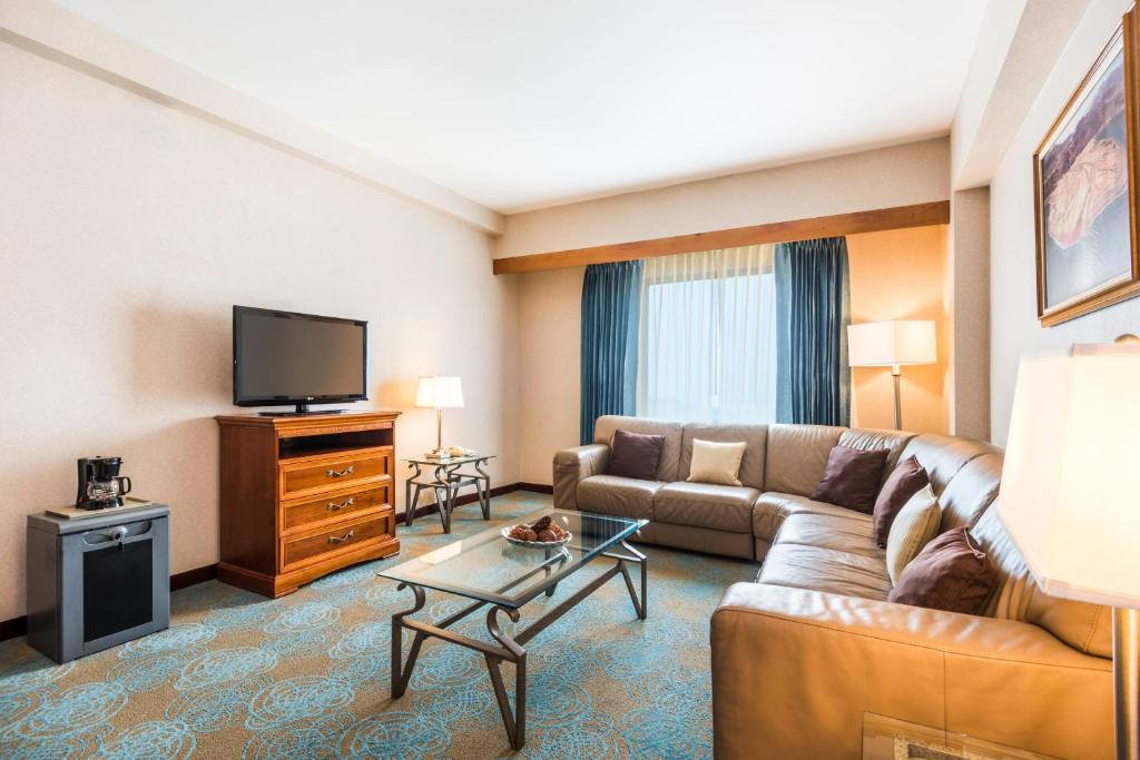 Holiday Inn Convention Center Room Type - 1 King Suite