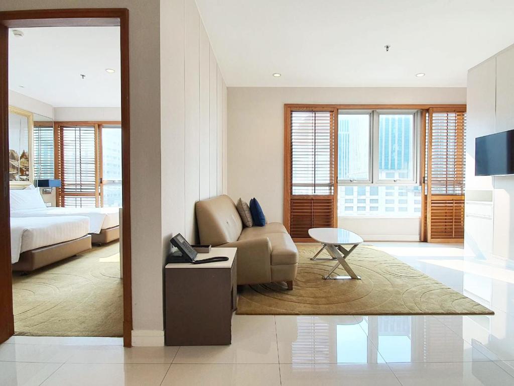 Сьюит (Люкс с угловым балконом), Grande Centre Point Hotel Ploenchit