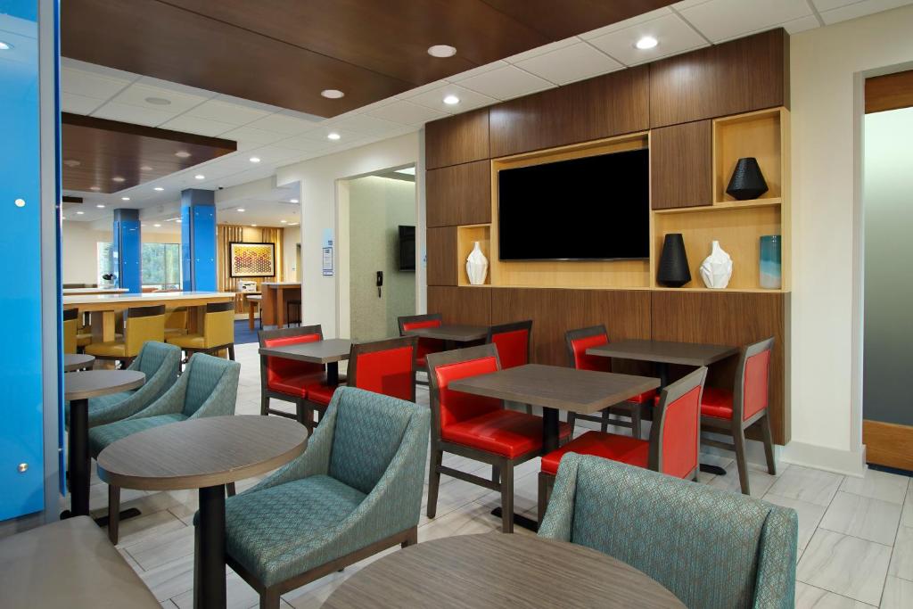 Holiday Inn Express & Suites - Lake Charles South Casino Area, an IHG Hotel photo 2