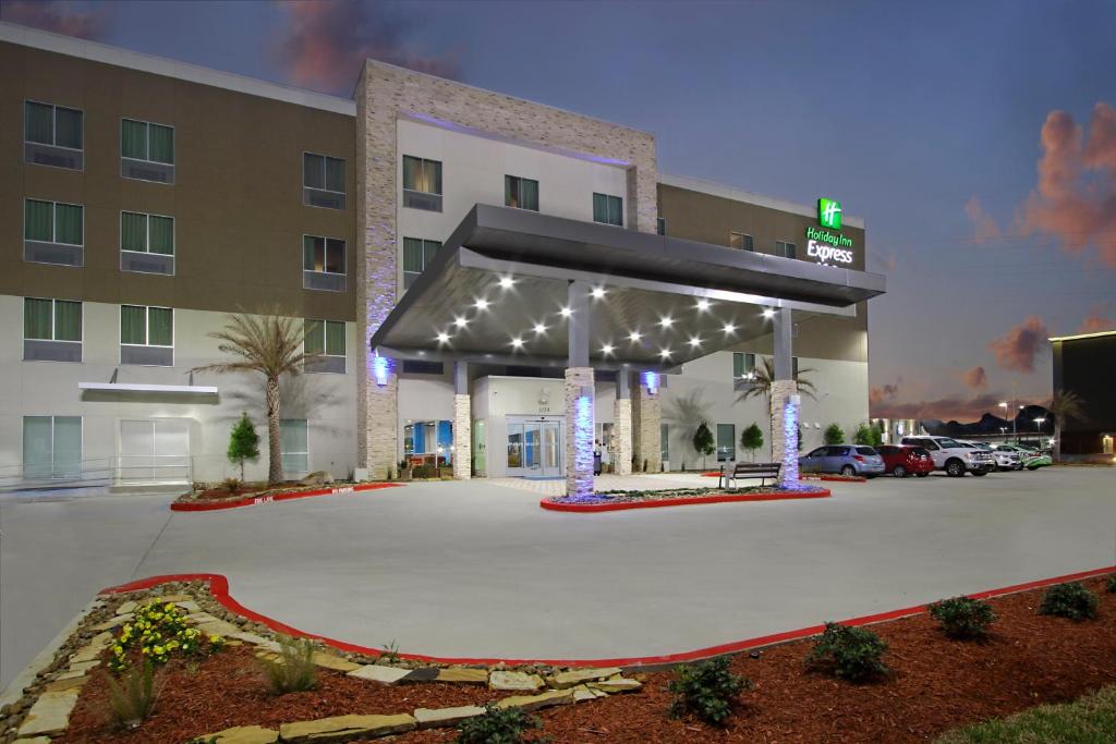 Holiday Inn Express & Suites - Lake Charles South Casino Area, an IHG Hotel photo 3