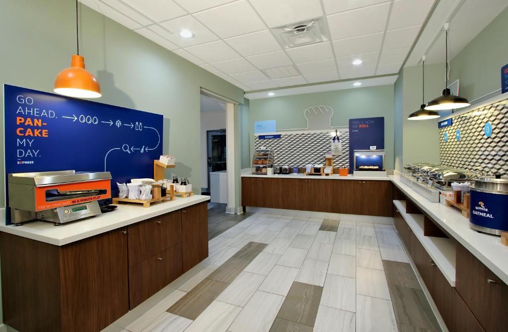 Holiday Inn Express & Suites - Lake Charles South Casino Area, an IHG Hotel photo 4