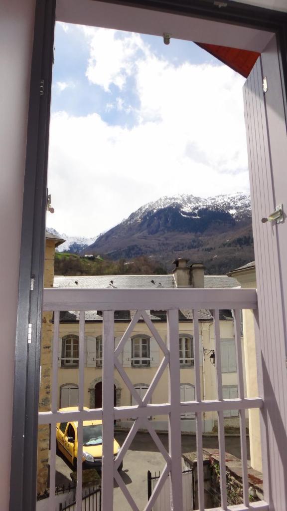Great house in center of Luz St Sauveur photo 1