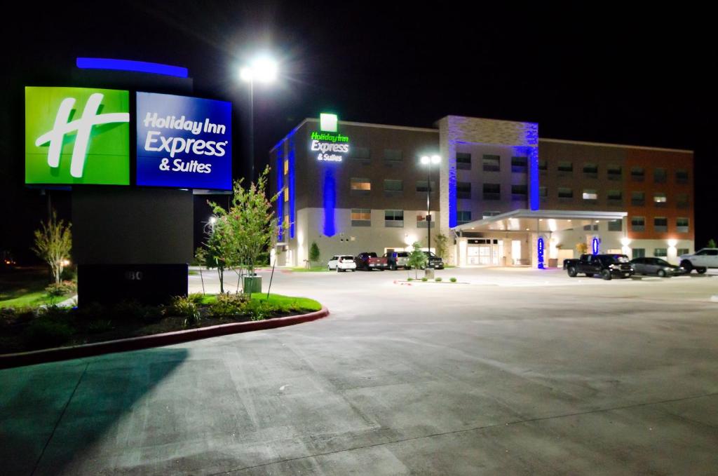 Holiday Inn Express & Suites Taylor, an IHG Hotel image