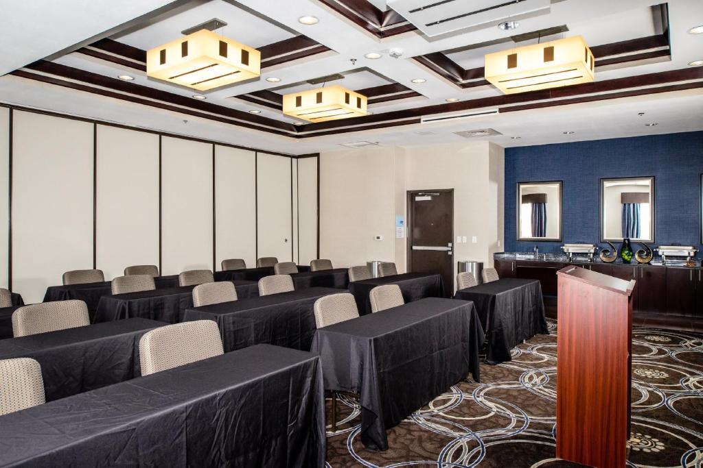 Holiday Inn Express Hotel & Suites Austin NW - Arboretum Area, an IHG Hotel photo 3