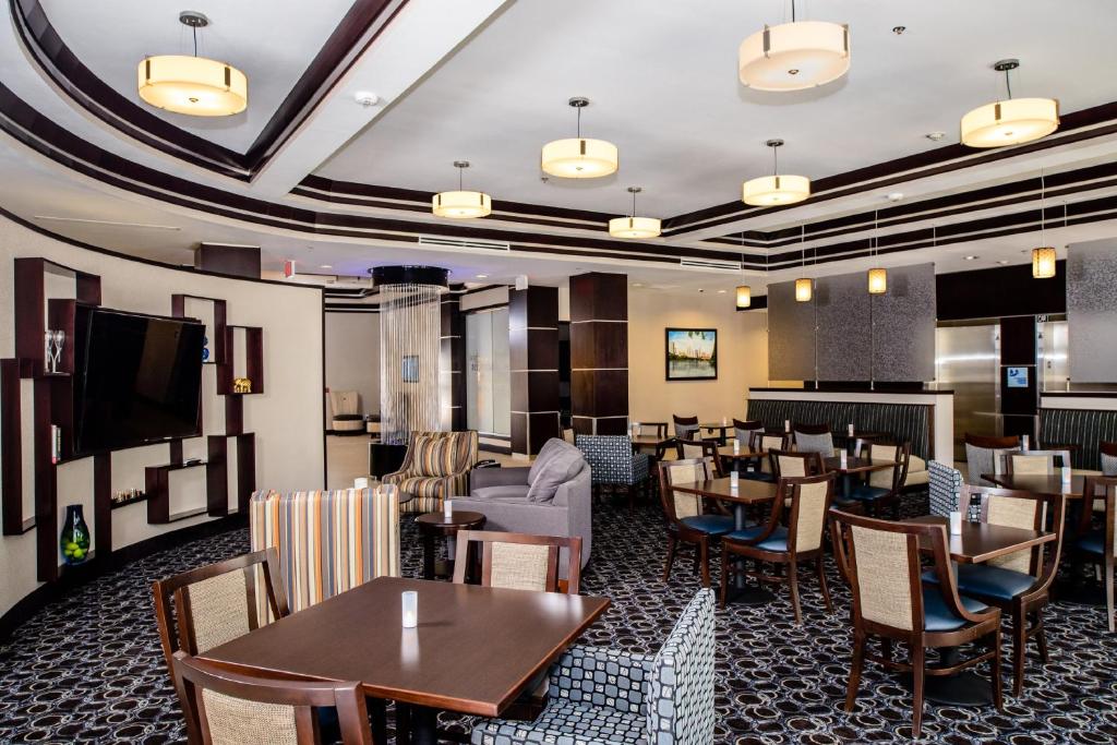 Holiday Inn Express Hotel & Suites Austin NW - Arboretum Area, an IHG Hotel photo 4