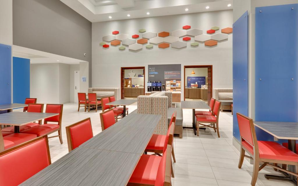 Holiday Inn Express & Suites Irving Conv Ctr - Las Colinas, an IHG Hotel photo 4